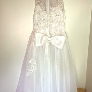 White brides dress. With bow. Removable.